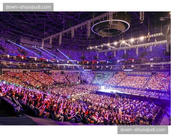 尼斯vs摩纳哥一役，场边数字广告牌因技术故障出现长达十分钟的空白