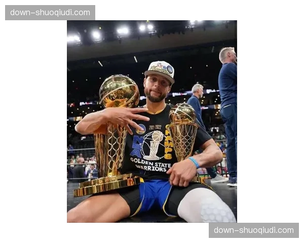 历史瞬间：2022年勇士夺冠，库里捧起FMVP奖杯落泪