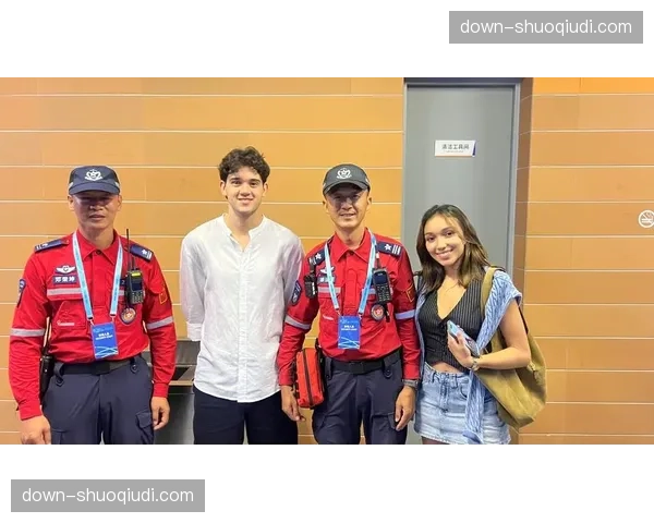 比利·简·金杯现场：波兰球迷挥舞国旗，高唱助威歌曲